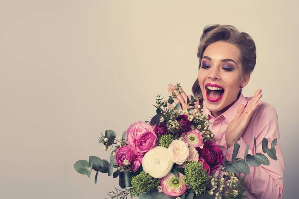 Mulher Surpreendida Com Monte Flores Expressão Emocional Engraçada — Fotografia de Stock