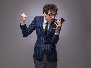 Adam telefon aracılığıyla tartışıyor. Akıllı telefon hoparlörüne bağırmaktan, ekrana bağırmaktan, öfkeden çatık kaşlarını çatmaktan bıktı.