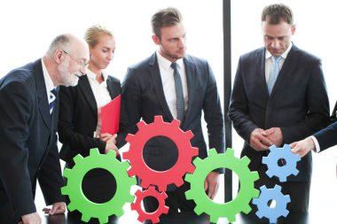 İşadamları çarkları birleştiriyor, takım çalışması kavramı