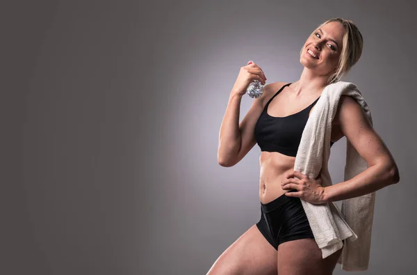 Mulher Muscular Com Toalha Após Treino Ginástica — Fotografia de Stock