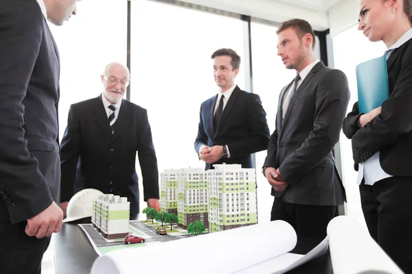 Obchodní Jednání Architektů Investorů Při Pohledu Model Obytných Čtvrtí Domů — Stock fotografie