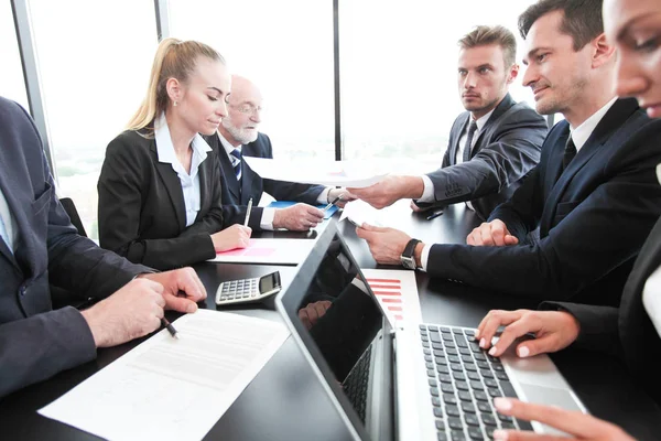 Grupo Personas Oficina Reunión Negocios Trabajando Con Informes Documentos Computadoras — Foto de Stock