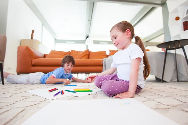 Маленький Мальчик Девочка Рисуют Цветными Карандашами Полу Играя Вместе — стоковое фото