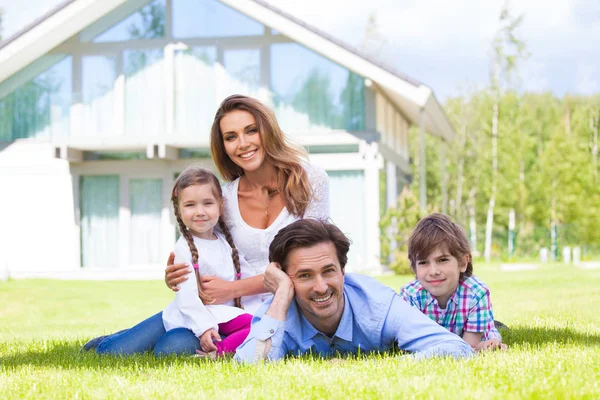 Gelukkige Familie Van Ouders Kinderen Voor Hun Huis Buiten — Stockfoto