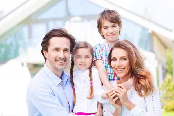 Gelukkige Familie Van Ouders Kinderen Voor Hun Huis Buiten — Stockfoto