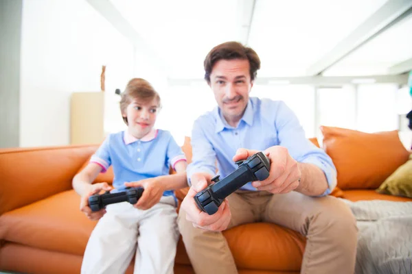 Pai Filho Sentados Sofá Salão Jogando Videogame — Fotografia de Stock