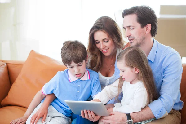 Portret Van Een Gelukkig Gezin Met Twee Kinderen Die Bank — Stockfoto