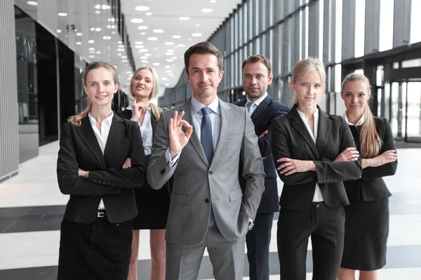 Portret Van Succesvolle Business People Team Staan Samen Modern Kantoorgebouw — Stockfoto