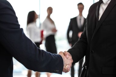 Toplantıda iş el sıkışması