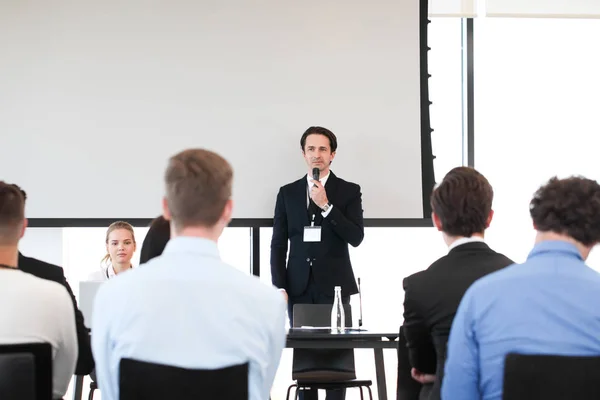 Referent bei Konferenz — Stockfoto