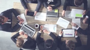 Birlikte çalışan iş adamları, gelir, grafik ve grafikler, ekip çalışması kavramını gösteren finansal belgeleri analiz ediyor