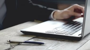 Dizüstü bilgisayar kullanma office siyah elbiseli genç işadamı