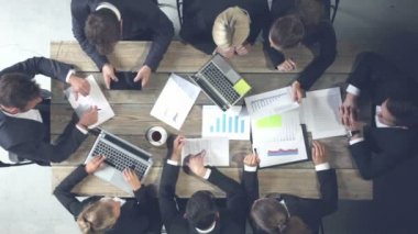 Birlikte çalışan iş adamları, gelir, grafik ve grafikler, ekip çalışması kavramını gösteren finansal belgeleri analiz ediyor
