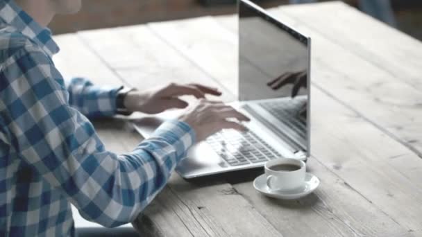 Бізнесмен Повсякденному Одязі Використовуючи Ноутбук Офісі Його Коледж Дає Документ — стокове відео