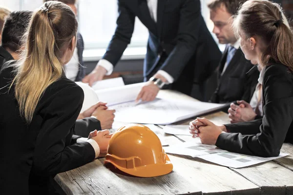 Empresários discutindo projetos de construção — Fotografia de Stock