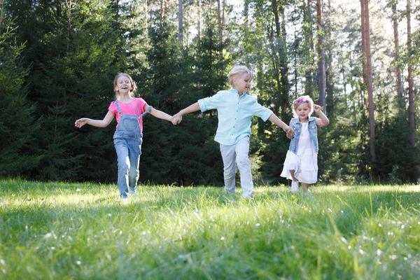 Παιδιά που τρέχουν στο πάρκο — Φωτογραφία Αρχείου