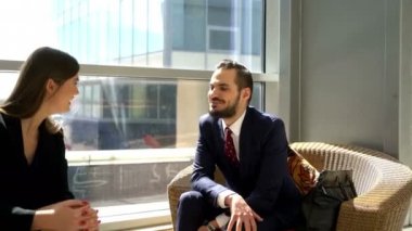 İki meslektaşları ofiste rahat konuşuyor ve gülüyor