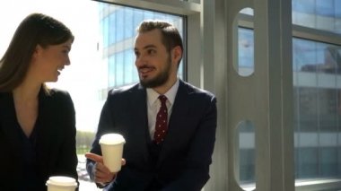 İki meslektaşları kahve molası ve gülüyor rahat konuşuyor