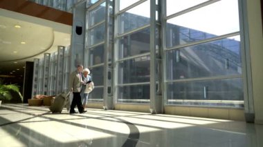 Havaalanı yürüyüş Senior çift, konsept seyahat