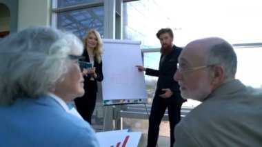 Gelir tasarrufu büyüme gösteren sunum kıdemli çift