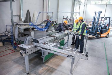 Takım Cnc fabrikasındaki işçilerin