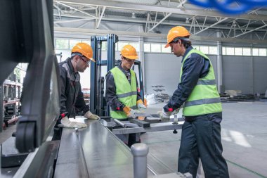 Takım Cnc fabrikasındaki işçilerin