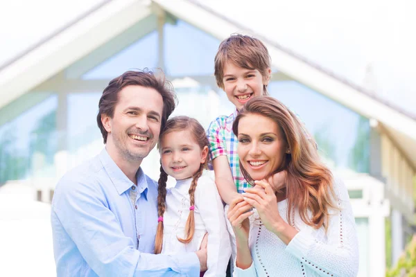 Happy family and their house — Stock Photo, Image