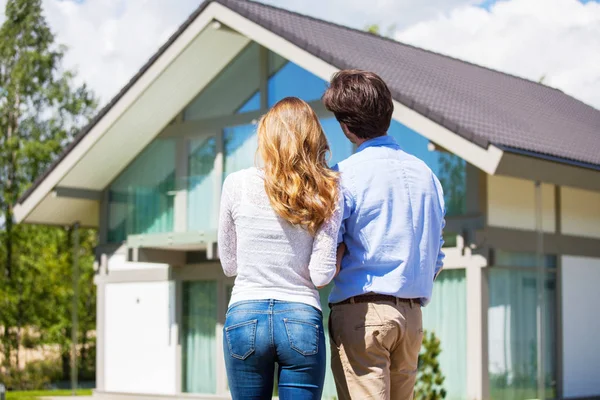 Pareja y su casa — Foto de Stock