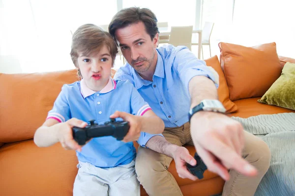 Pai e filho jogando videogame — Fotografia de Stock