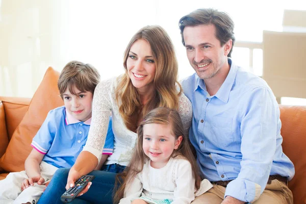 Familie kijken tv — Stockfoto