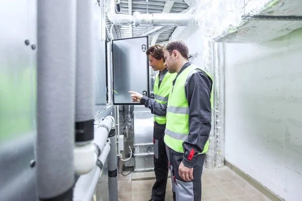 Trabajadores de la subestación de distribución de energía — Foto de Stock