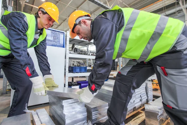 Trabalhadores oficina de máquinas CNC — Fotografia de Stock