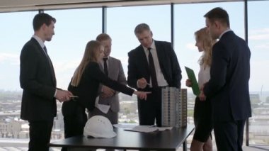 Mimarlar ve yatırımcıların iş toplantısı, modern çok katlı konutların masayı ve başlığı modeli, inşaat konsepti