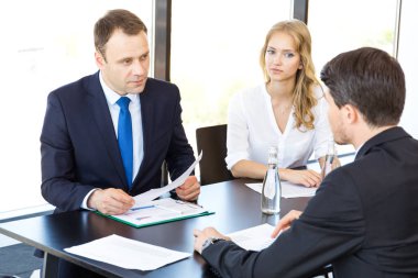 Finansal raporlar tartışırken iş adamları
