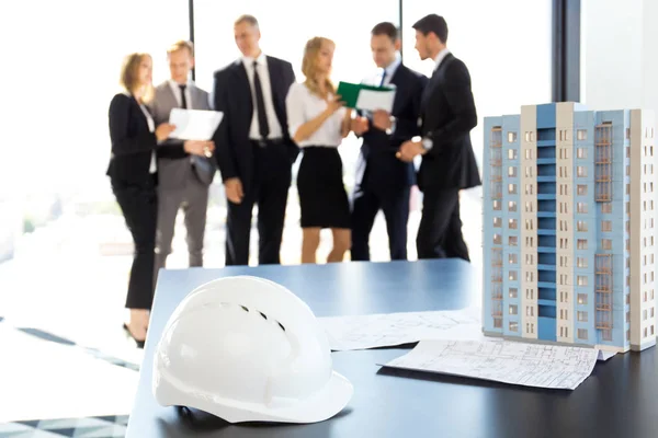 Zakelijke bijeenkomst van architecten en investeerders — Stockfoto