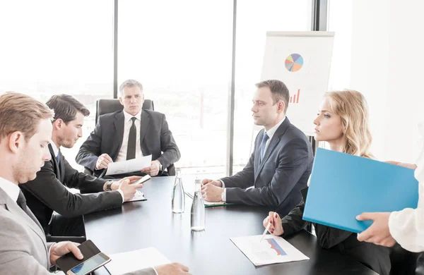 Gente de negocios discutiendo informes financieros — Foto de Stock