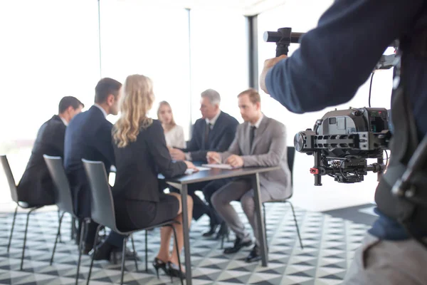 Videografer merekam pertemuan bisnis — Stok Foto