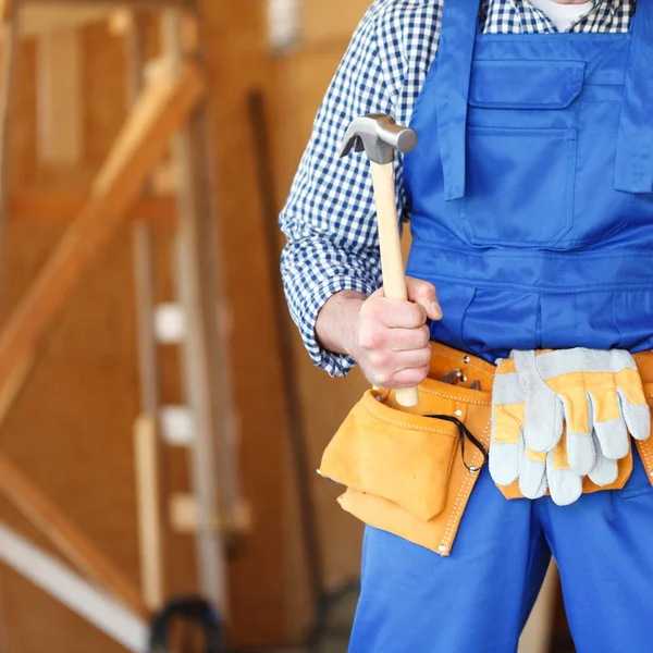 Trabajador de la construcción con herramientas — Foto de Stock