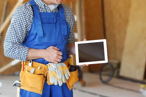 Tablet vasıl işaret eden işçi