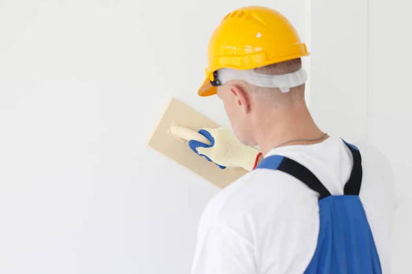 Worker aligns with sandpaper — Stock Photo, Image