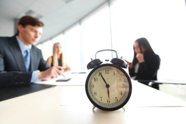 Ofis masasında çalar saat