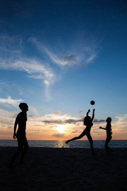 Voleybol oynayan insanlar