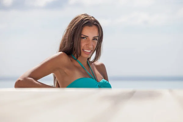 Chica descansando en la piscina infinita —  Fotos de Stock