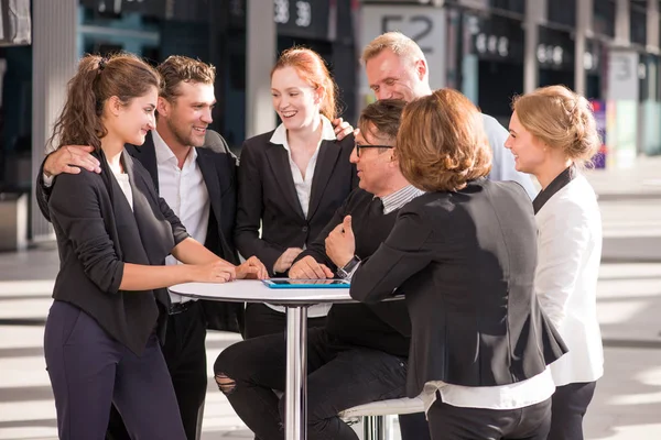 Verksamhet människor gratulera medarbetare — Stockfoto