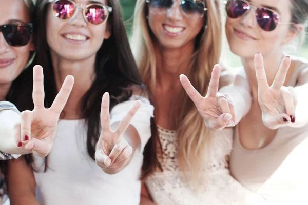 Girlfriends showing v sign — Stock Photo, Image