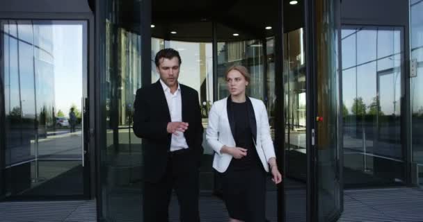 Dwóch Ludzi Biznesu Chodzenie Zewnątrz Budynku Biurowego — Wideo stockowe
