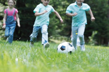 futbol oynayan çocuklar