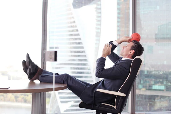 Businessman with basketball — Stock Photo, Image