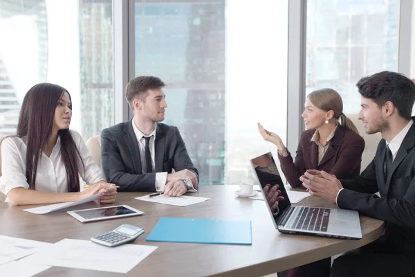 Mensen uit het bedrijfsleven samenwerken tijdens een vergadering — Stockfoto