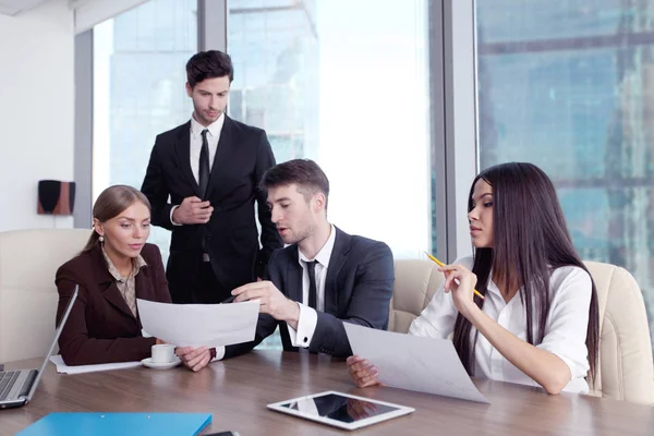 Mensen uit het bedrijfsleven samenwerken tijdens een vergadering — Stockfoto